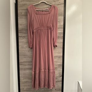 Maxi dress with lace detail